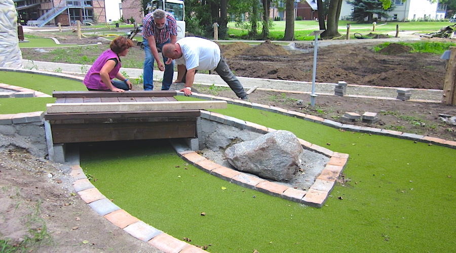 Bau eines Hindernisses bei der Adventure Golf Anlage in Burg im Spreewald.